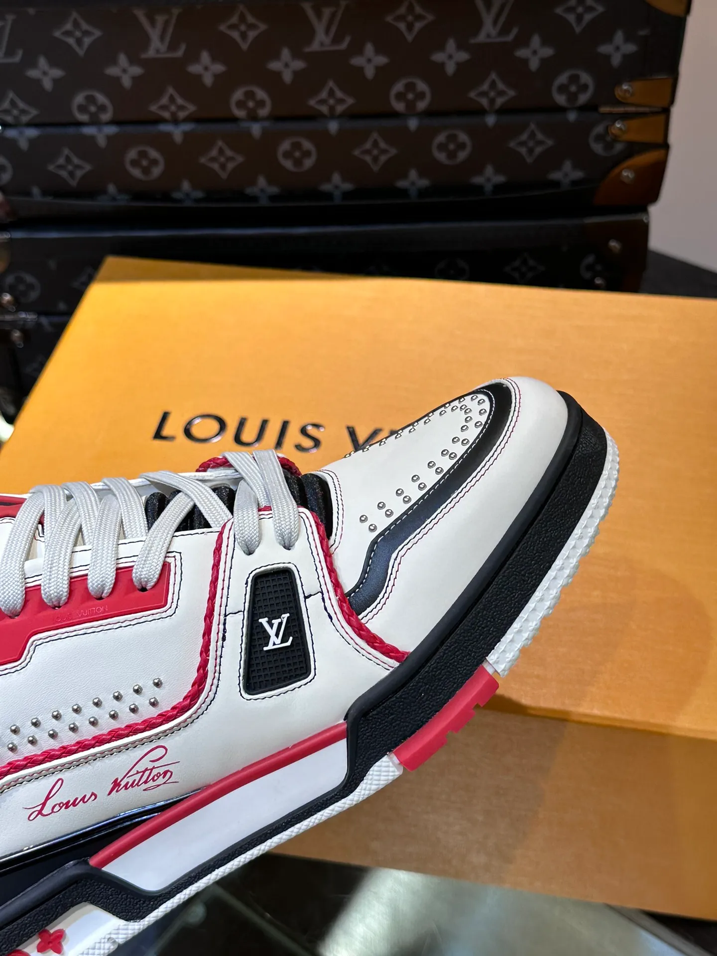 LV P840 men's sneakers, new colors, this LV Trainer sneaker is made of grained calf leather in colorful tones, with rivet decoration on the upper and handwritten Louis Vuitton logo on the side, which contrasts with the western-style Vuitton logo on the rear. The original construction was designed by Virgil Abloh and is inspired by vintage basketball shoes. Continuing the complex upper, the rubber-injected rubber outsole continues the iconic elements, with LV letters on the tongue and sides, Vuitton logo on the rear, Monogram flowers on the outsole, handwritten Louis Vuitton logo on the side, and standard insoles to continue the comfort experience. Comes with original box and complete packaging. Size: 38-45.